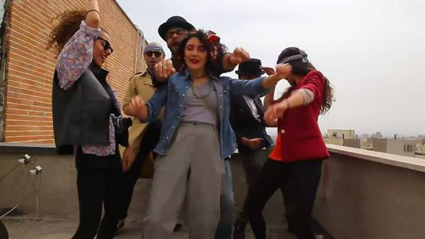 Dans eden İranlı kızlara kırbaç cezası