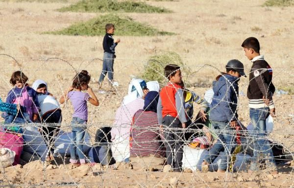 IŞİD'den kaçan Suriyeliler sınıra yığıldı