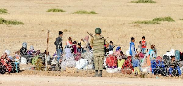 IŞİD'den kaçan Suriyeliler sınıra yığıldı