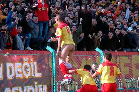 Futbolcunun ŞORTU İNDİ!