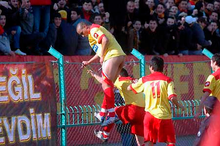 Futbolcunun ŞORTU İNDİ!