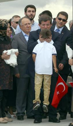 Ahmet Davutoğlu'nun çocuk sevmesi sosyal medyanın dilinde