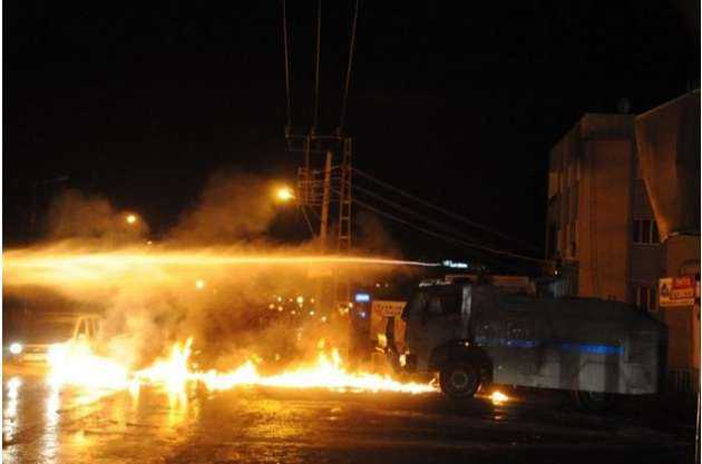 Polis aracı alev alev yandı