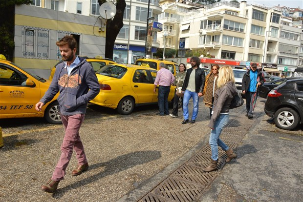 Genç sevgilisi Seray Sever'i bırakıp kaçtı