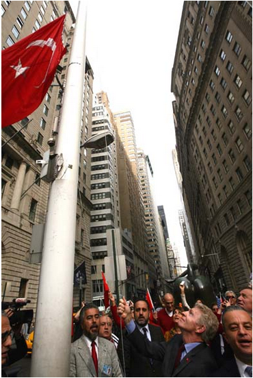 Türk Bayrağını bakın göndere kim çekti