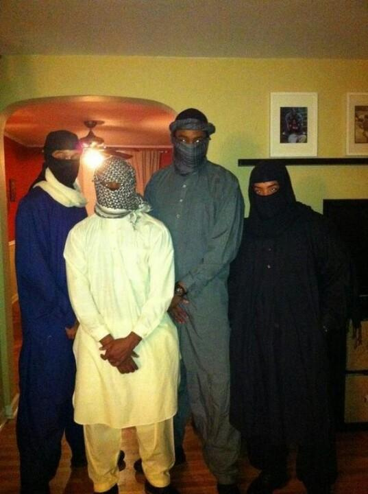 Cadılar bayramı için IŞİD militanı oldular!