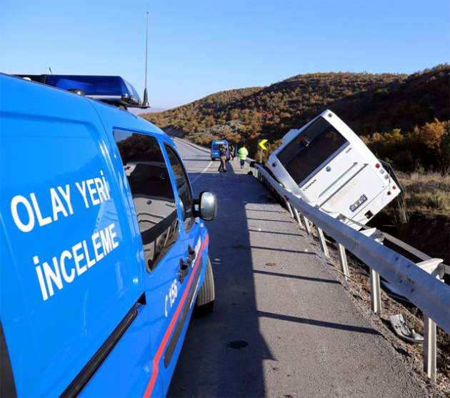 Eskişehir'de öğrencileri taşıyan otobüs devrildi