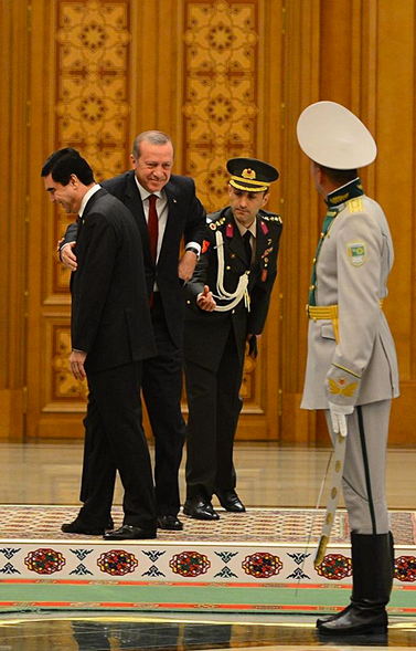 Erdoğan bayrakları yerden aldı protokol karıştı