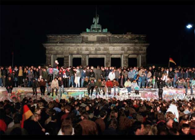 Berlin duvarı böyle yıkılmıştı!