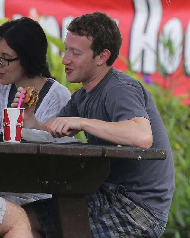 Zuckerberg'in gri tişörtünün sırrı ortaya çıktı!