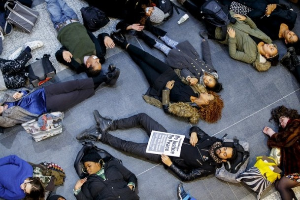 ABD'deki polis şiddeti Londra'da protesto edildi