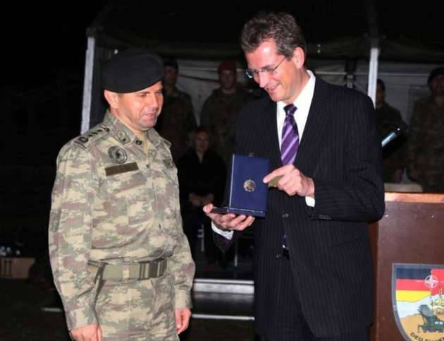 Alman Cumhurbaşkanı'ndan Türk komutana madalya