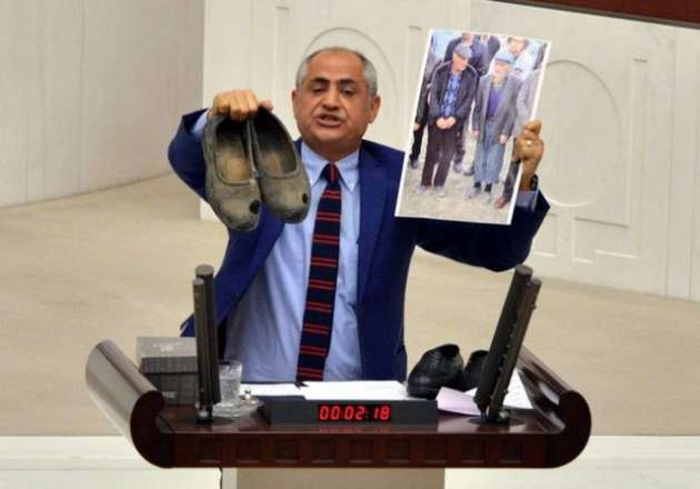 CHP'li vekilden Meclis'te yırtık ayakkabılı protesto