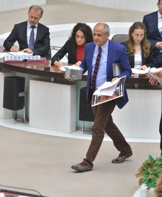 CHP'li vekilden Meclis'te yırtık ayakkabılı protesto