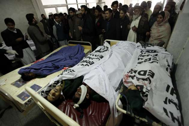 Pakistan'da okula Taliban saldırısı Yüzlerce öğreci ölü ve yaralı!