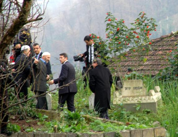 Başbakan Davutoğlu, Tayyip Erdoğan'ın mezarını ziyaret etti