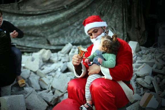 Noel Baba Filistinli minikleri sevindirdi
