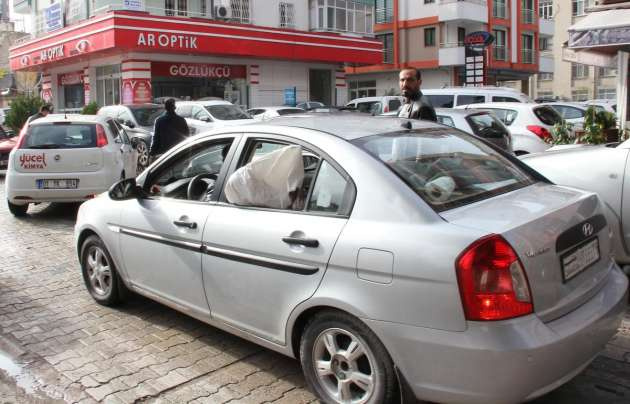 Adana'da araba camından sarkan ceset