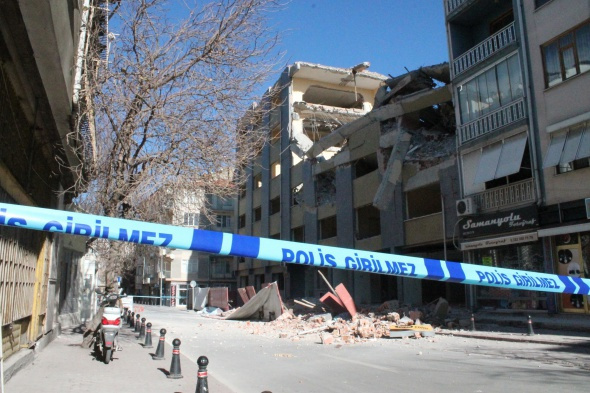 Yıkılan bina yan apartmana zarar verdi