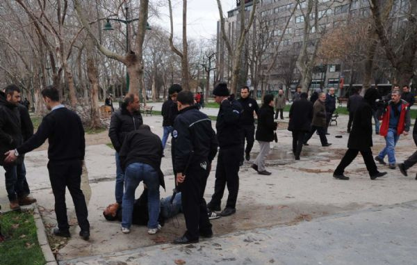 Gezi Parkı'nda seyyar satıcılara sopalı dayak