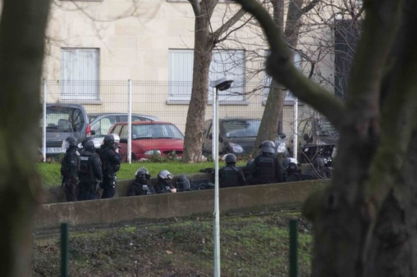 Paris saldırganları öldürüldü