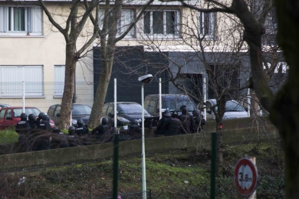 Paris saldırganları öldürüldü