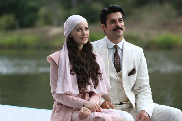 Burak Özçivit Fahriye Evcen bu kez kaçamadı