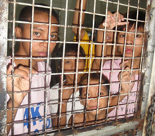 Çocukları kafese kapattılar