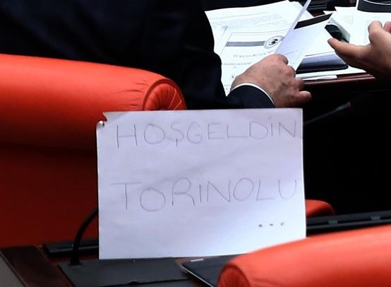 AK Parti sırasında 'Hoşgeldin Torinolu' yazısı