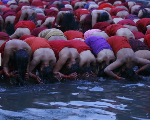  Nepalliler kutsal banyo festivalinden ilginç görüntüler