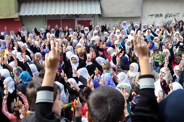 Cizre'de sokaklara hendek kazıldı!