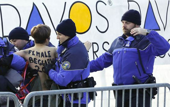 FEMEN Davos'ta soyundu