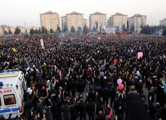 Diyarbakır'da 20 bin kişi sokağa indi