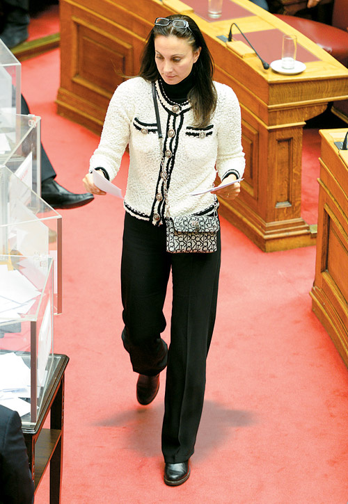 Elena Kuntura Yunanistan'ın seksi bakanı