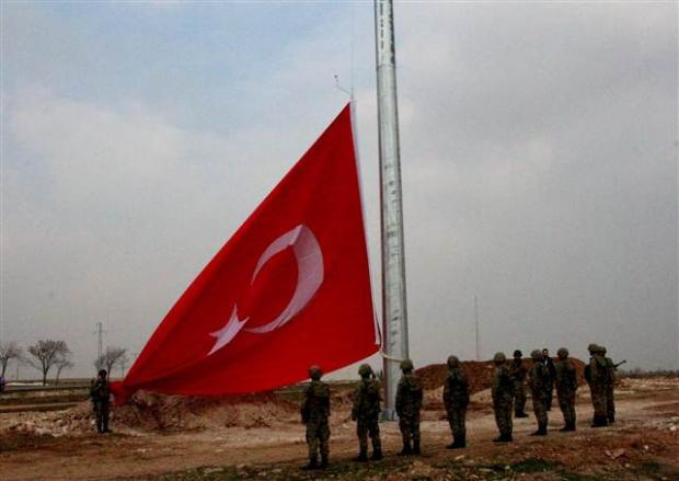 Kobani sınırında dev Türk bayrağı