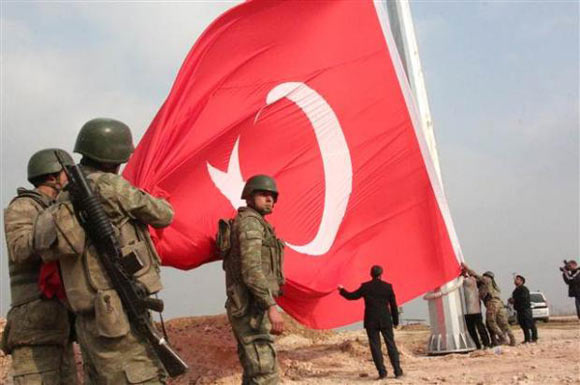 Kobani sınırında dev Türk bayrağı