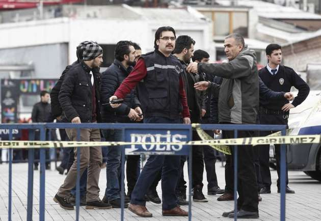 Taksim Meydanı'nda polise saldırı