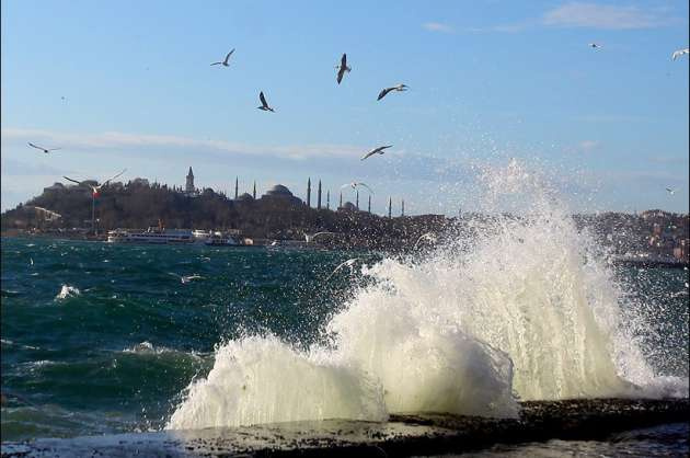İstanbul'da lodos hayatı felç etti
