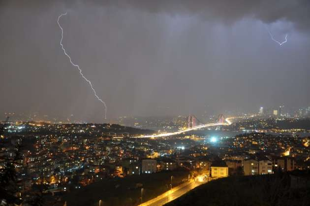 İstanbul'da şimşekler gökyüzünü aydınlattı