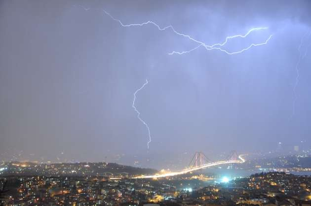 İstanbul'da şimşekler gökyüzünü aydınlattı