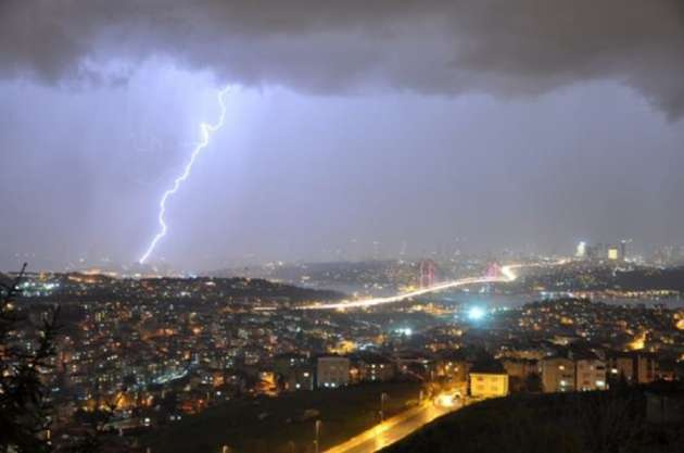 İstanbul'da şimşekler gökyüzünü aydınlattı