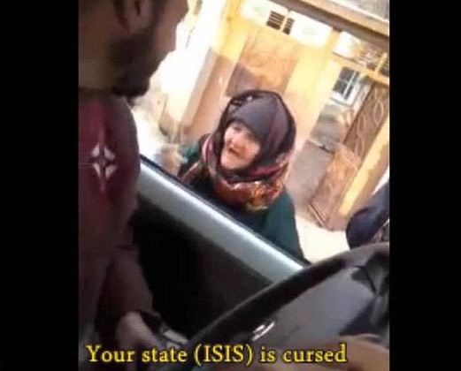 Yaşlı kadın IŞİD militanlarına kafa tuttu