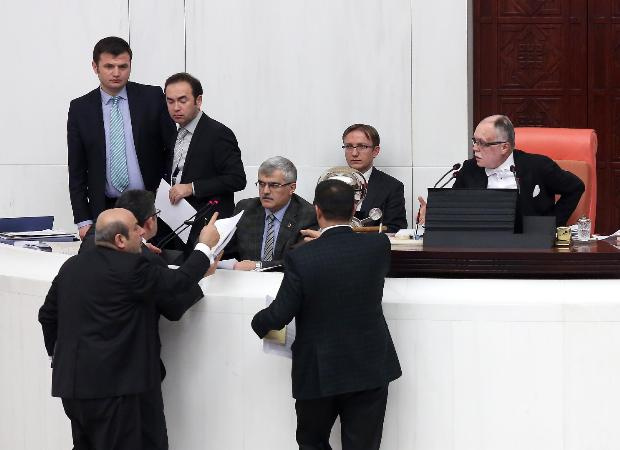Meclis'de mikrofon kırdırtan tartışma