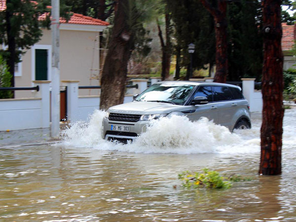 Çeşme'de sel ve fırtına