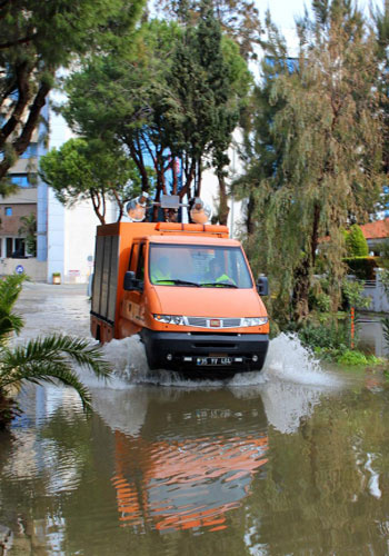 Çeşme'de sel ve fırtına