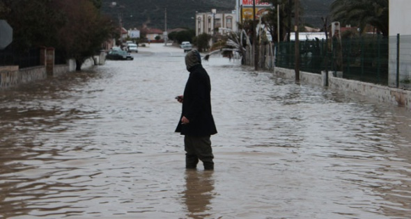 Çeşme'de sel ve fırtına