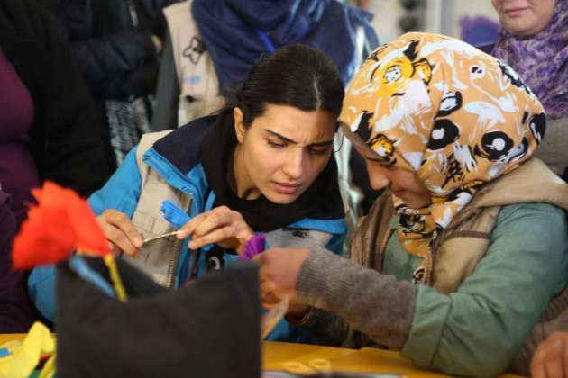 Tuba Büyüküstün Suriyeli mültecileri ziyaret etti