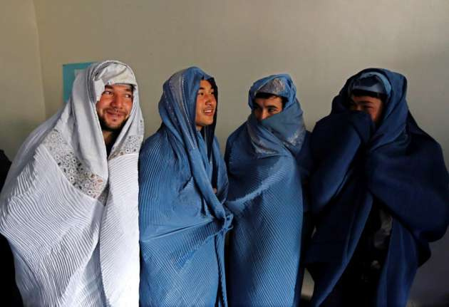 Afganistan'da erkekler kadına şiddete karşı burka giydi