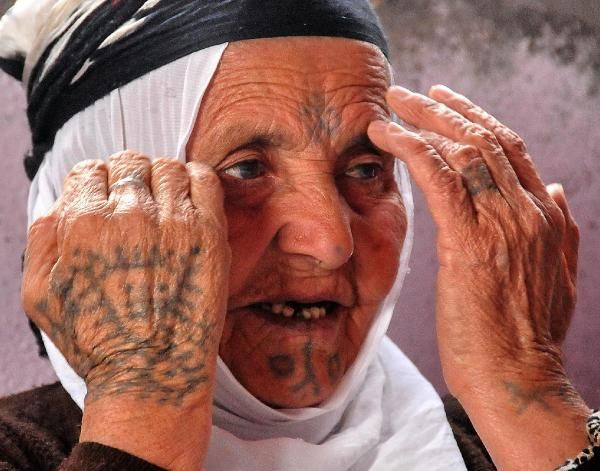 Güneydoğu'da kadınlar asırlardır dövme yapıyor