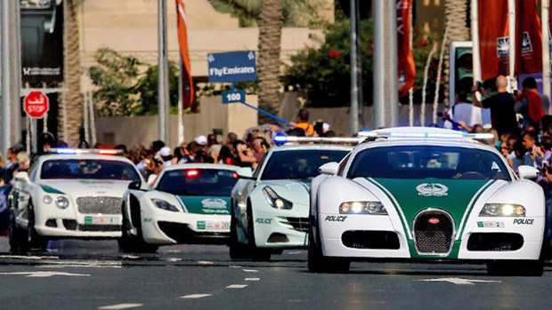 Dubai polisinin lüks arabaları
